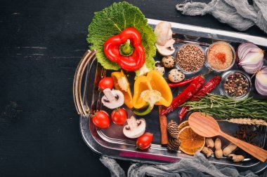 Sebzeler, otlar ve baharatlar yemek pişirmek için ürün yelpazesine. Üstten Görünüm. Bir ahşap yüzeye. Metin için boş alan.