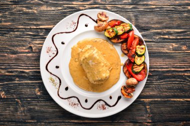 Eti biftek sosu ve ızgara sebzeler. Biftek Voronov. Ahşap bir arka plan üzerinde. Metniniz için boş alan. Üstten Görünüm.