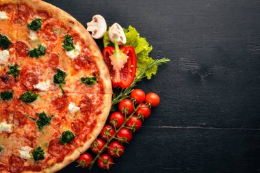 Napolice Pizza. Ispanak, gorgonzola peyniri, sosis salam. Ahşap bir arka plan üzerinde. Üstten Görünüm.