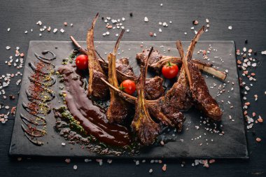 Fırında kaburga ızgara. Koyun eti. Bir kuzu taşırlar. Tagliateli İtalyan mutfağı. Metniniz için boş alan. Üstten Görünüm.