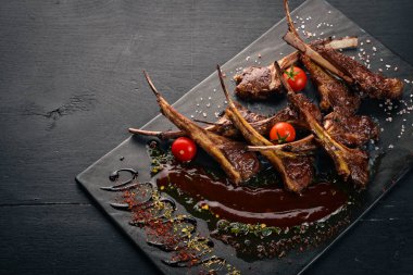 Fırında kaburga ızgara. Koyun eti. Bir kuzu taşırlar. Tagliateli İtalyan mutfağı. Metniniz için boş alan. Üstten Görünüm.