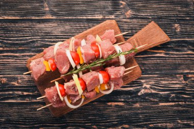 Ham kebap et sebze ahşap bir zemin üzerine gelen. Üstten Görünüm. Metin için boş alan.