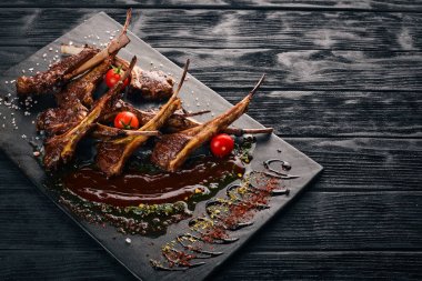 Fırında kaburga ızgara. Koyun eti. Bir kuzu taşırlar. Tagliateli İtalyan mutfağı. Metniniz için boş alan. Üstten Görünüm.