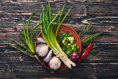 Soğan ahşap arka plan üzerinde. Üstten Görünüm. Metniniz için boş alan.