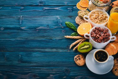 Kahve, portakal suyu, kruvasan, tahıl ve meyve ile kahvaltı. Dengeli beslenme.