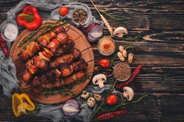 Soğan ve baharatlarla Marine pişmiş kebabı. Ahşap bir arka plan üzerinde. Üstten Görünüm. Metin için boş alan.