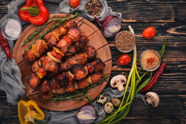 Soğan ve baharatlarla Marine pişmiş kebabı. Ahşap bir arka plan üzerinde. Üstten Görünüm. Metin için boş alan.