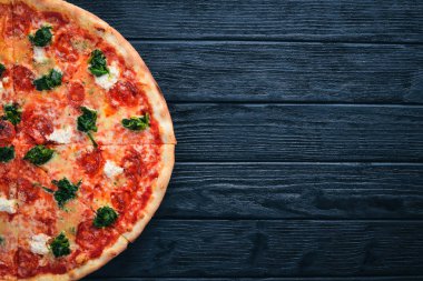 Napolice Pizza. Ispanak, gorgonzola peyniri, sosis salam. Ahşap bir arka plan üzerinde. Üstten Görünüm.