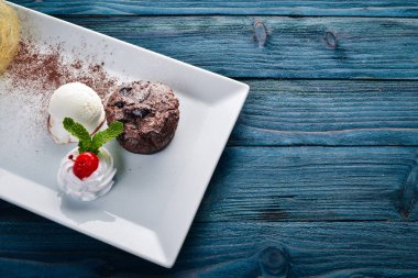 Çikolatalı dondurmalı kek. Ahşap bir arka plan üzerinde. Metniniz için boş alan. Üstten Görünüm.