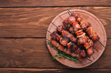 Soğan ve baharatlarla Marine pişmiş kebabı. Ahşap bir arka plan üzerinde. Üstten Görünüm. Metin için boş alan.