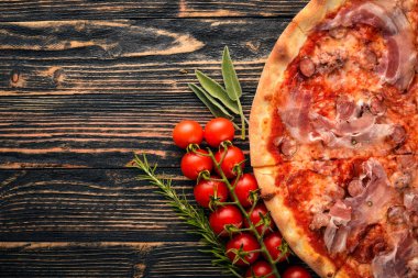 Pizza Lardon. Pastırma, domates, sosis salam. Ahşap bir arka plan üzerinde. Üstten Görünüm.