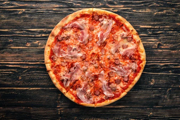 Pizza Lardon Bacon Tomate Cereja Salame Salsicha Fundo Madeira Vista — Fotografia de Stock