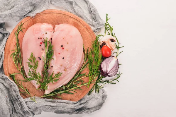 Nyers Csirke Mellfilé Rozmaring Fűszerek Fából Készült Fehér Alapon Felülnézet — Stock Fotó