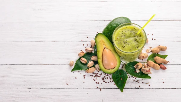 Avokado güler yüzlü ve keten tohumu ve fındık. Ahşap bir arka plan üzerinde. Metin için özgür yer. Üstten Görünüm.