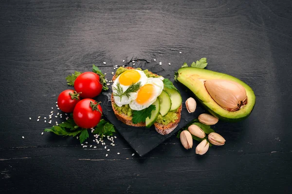 Bıldırcın Yumurta Salatalık Antep Fıstığı Ile Avokado Sandviç Ahşap Bir — Stok fotoğraf
