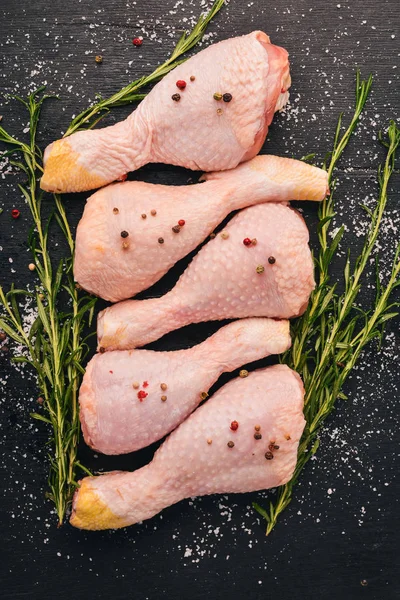 Jambes Poulet Crues Avec Romarin Épices Sur Fond Bois Noir — Photo