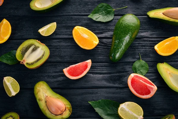 Frukt Trä Bakgrund Avokado Lime Apelsin Grapefrukt Och Kiwi Ovanifrån — Stockfoto