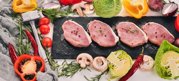 Biefstuk Met Rozemarijn Verse Groenten Kruiden Een Witte Houten Achtergrond — Stockfoto