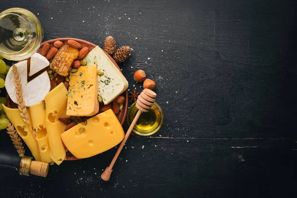 Sortimento Queijos Uma Garrafa Vinho Mel Nozes Especiarias Uma Mesa — Fotografia de Stock