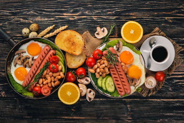 Ngiliz Kahvaltısı Kızarmış Yumurta Fasulye Domates Mantar Pastırma Tost Üstten — Stok fotoğraf