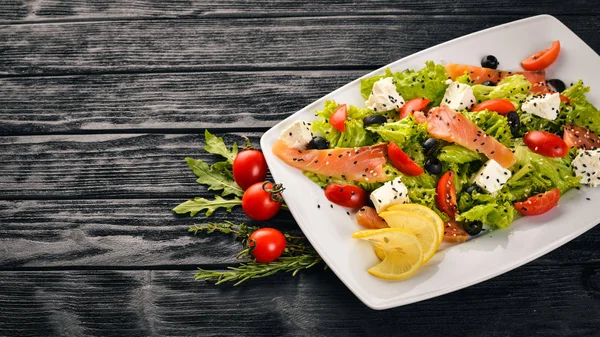 Zalm Salade Fetakaas Salade Bladeren Verse Groenten Het Bord Een — Stockfoto