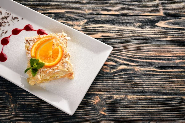 オレンジ風味の層ケーキ 木製の背景 テキストの無料スペース トップ ビュー — ストック写真