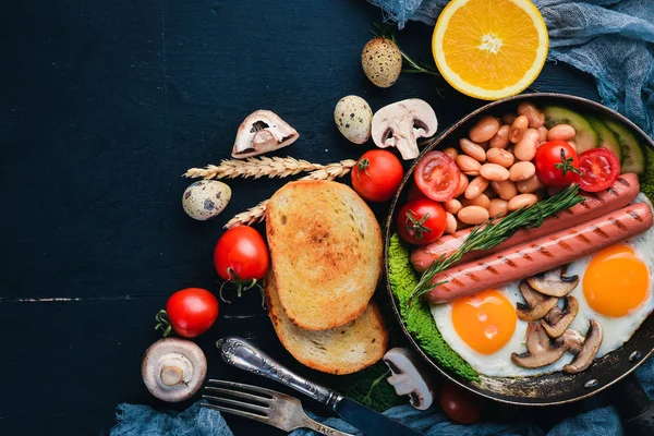 Ngiliz Kahvaltısı Kızarmış Yumurta Sosis Pastırma Fasulye Tost Domates Kahve — Stok fotoğraf