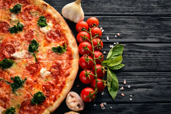 Napolice Pizza. Ispanak, gorgonzola peyniri, sosis salam. Ahşap bir arka plan üzerinde. Üstten Görünüm.