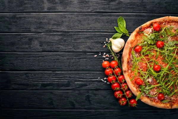 Pizza Primavera Körsbärstomater Ruccola Ost Trä Bakgrund Ovanifrån — Stockfoto
