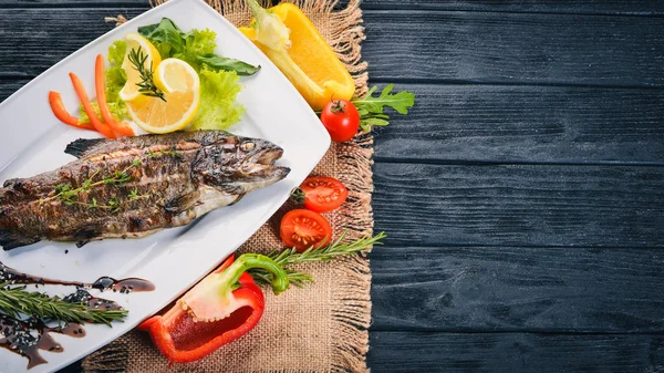 Trucha Pescado Horno Con Verduras Especias Sobre Fondo Madera Vista — Foto de Stock