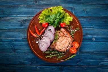 Sebzeli ızgara biftek. Domuz eti, Dana eti, et. Ahşap bir arka plan üzerinde. Üstten Görünüm. Metin için boş alan.