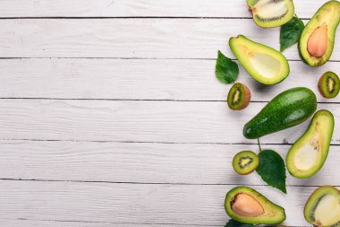 Avokado ve kivi ahşap arka plan üzerinde. Üstten Görünüm. Metniniz için boş alan.