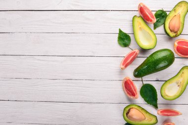 Ahşap arka plan üzerinde meyve. Avokado, limon, portakal, greyfurt ve kivi. Üstten Görünüm. Metniniz için boş alan.