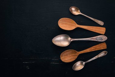 Ahşap arka plan üzerinde eski kaşık. Üstten Görünüm. Kopya alanı.