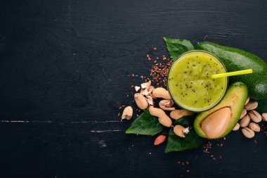 Avokado güler yüzlü ve keten tohumu ve fındık. Ahşap bir arka plan üzerinde. Metin için özgür yer. Üstten Görünüm.