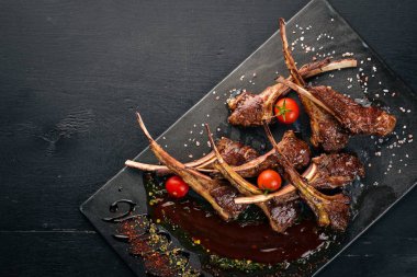 Fırında kaburga ızgara. Koyun eti. Bir kuzu taşırlar. Tagliateli İtalyan mutfağı. Metniniz için boş alan. Üstten Görünüm.