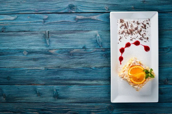 Bolo Camadas Com Sabor Laranja Fundo Madeira Espaço Livre Para — Fotografia de Stock