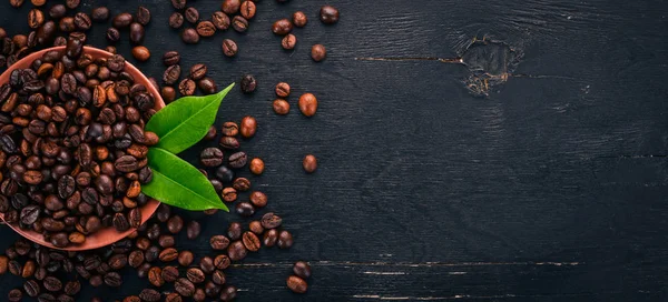 Kaffeebohnen Auf Einem Hölzernen Hintergrund Ansicht Von Oben Kopierraum — Stockfoto