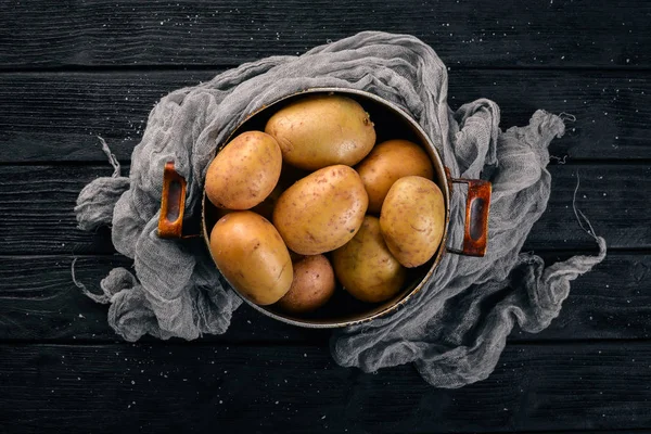 Batatas Cruas Fundo Madeira Preta Cozinhar Espaço Livre Para Texto — Fotografia de Stock