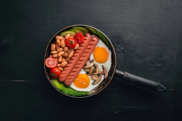 İngiliz kahvaltısı. Kızarmış yumurta, sosis, pastırma, fasulye, tost, domates, kahve fincanı taştan masada. Metin alanı olan Üstten Görünüm