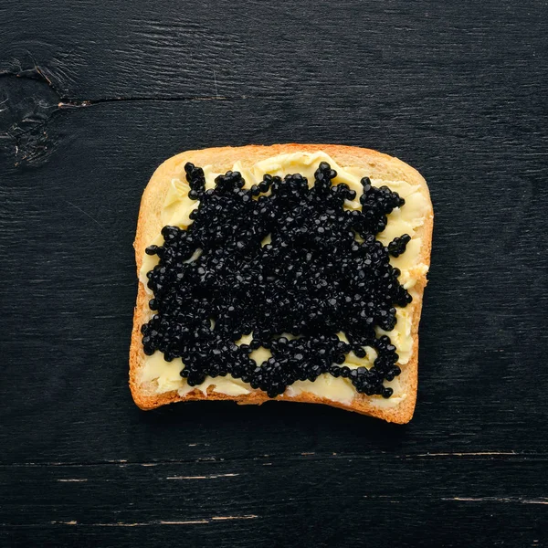 Sanduíche Com Caviar Preto Manteiga Fundo Madeira Vista Superior Espaço — Fotografia de Stock