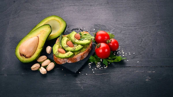 Sandwich Met Avocado Amandelen Een Houten Achtergrond Bovenaanzicht Vrije Ruimte — Stockfoto