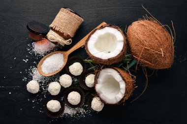 Hindistan cevizi, Hindistan cevizi cips ve Hindistan cevizi şeker. Üstten Görünüm. Metin için boş alan.