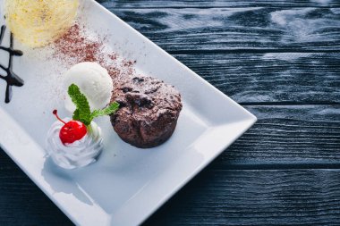 Çikolatalı dondurmalı kek. Ahşap bir arka plan üzerinde. Metniniz için boş alan. Üstten Görünüm.