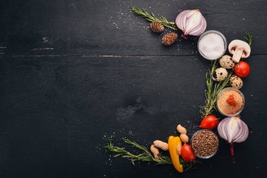 Sebzeler, otlar ve baharatlar yemek pişirmek için. Üstten Görünüm. Pişirme arka plan. Metin için boş alan.