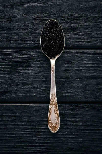 Cucchiaio Con Caviale Nero Fondo Legno Vista Dall Alto Spazio — Foto Stock