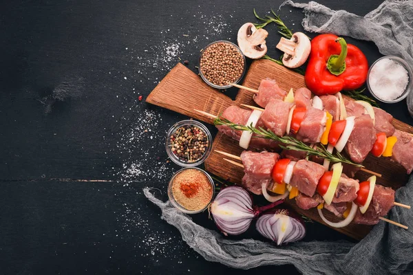 Ham kebap et sebze ahşap bir zemin üzerine gelen. Üstten Görünüm. Metin için boş alan.