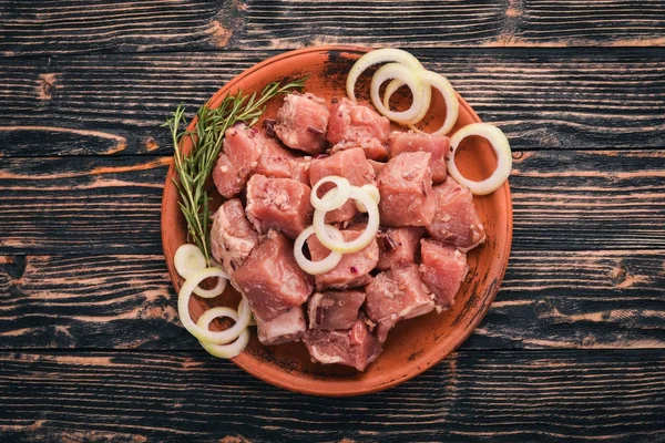 Carne Cruda Cruda Rebanada Cubos Sobre Fondo Rústico Madera Vista — Foto de Stock