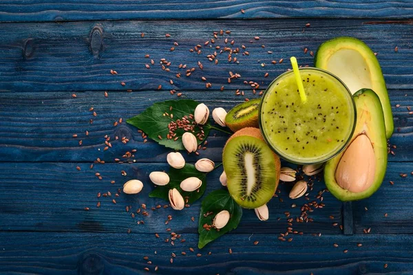 Kiwi Smoothie Avocado Met Lijnzaad Noten Een Houten Achtergrond Bovenaanzicht — Stockfoto