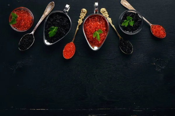 Colher Com Caviar Preto Vermelho Fundo Madeira Vista Superior Espaço — Fotografia de Stock